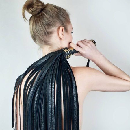 Чорний флогер класичний із золотою рукояттю, натуральна шкіра, 50 хвостів, по 50см, рукоятка 20см №4