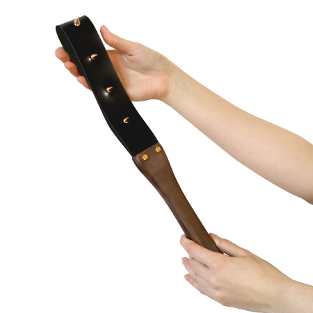 Ляскалка з шипами та дерев'яною ручкою Art of Sex - BDSM Strong, натуральна шкіра - фото №4